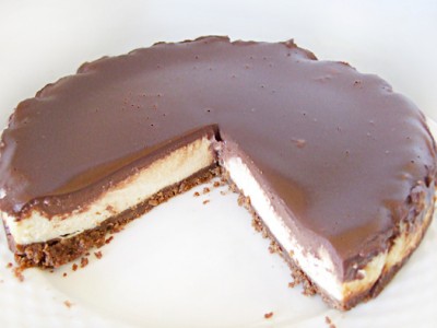 Gebakken cheesecake met chocolade ganache.<div class='yasr-stars-title yasr-rater-stars'
                          id='yasr-visitor-votes-readonly-rater-68753a26713a6'
                          data-rating='2.9'
                          data-rater-starsize='16'
                          data-rater-postid='379'
                          data-rater-readonly='true'
                          data-readonly-attribute='true'
                      ></div><span class='yasr-stars-title-average'>2.9 (15)</span>